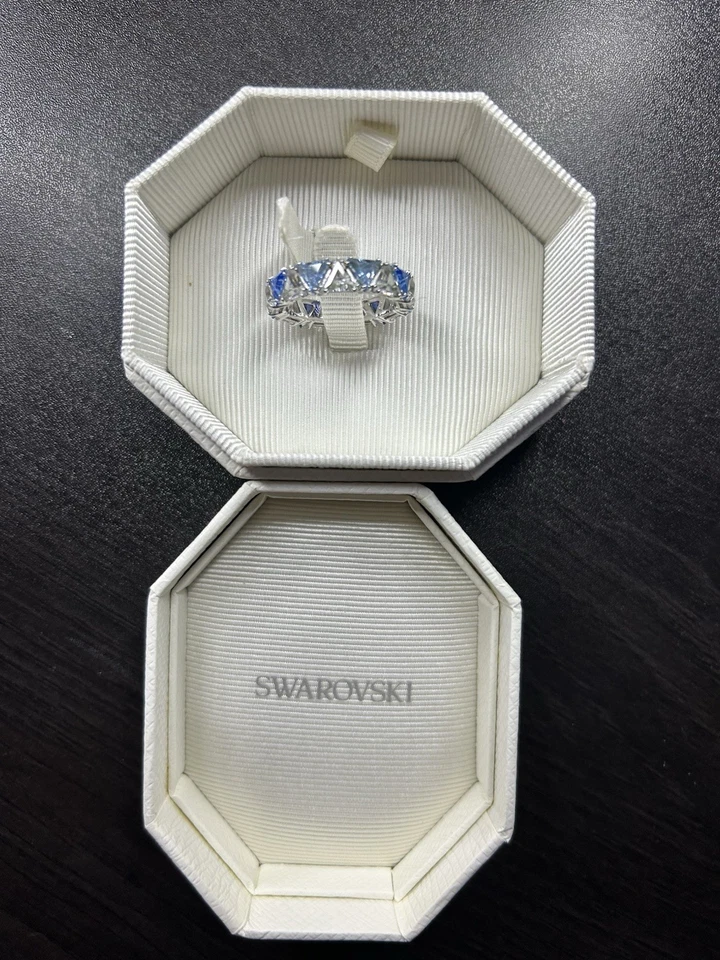 Anillo Cristal Swarovski 3 Piedras Chapado en Rodio Talla 8 Nuevo En Caja Foto 3 de 4