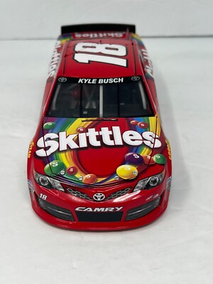 Kyle Busch #18 2014 スキトル 1/24 Lionel Nascar #18 Kyle Busch Skittles 2014 Toyota Camry 1:24