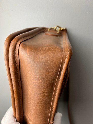 Borsa vintage vinile con serratura a tracolla organizer sezione interna tasche in pelle scamosciata - Foto 10 di 18