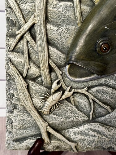 Plaster / Resin Bass Fish With Crawfish Plaque Wall Décor 8 " x 13 " - Picture 4 of 10