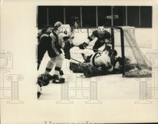 1982 Press Photo Union College hockey players in action - tus07103