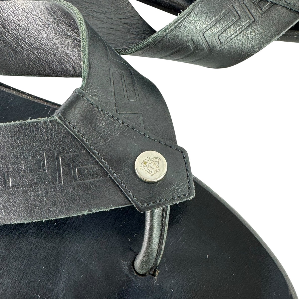 VERSACE Black Leather Medusa Flip Flops Men display picture 1