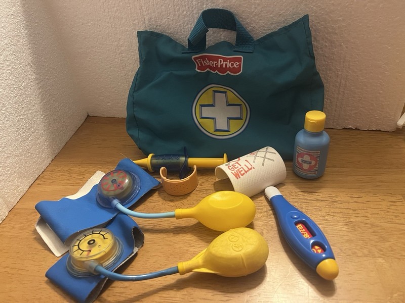Fisher-Price Doctor Kit Pretend Play Set with Bag, Stethoscope, Syringe