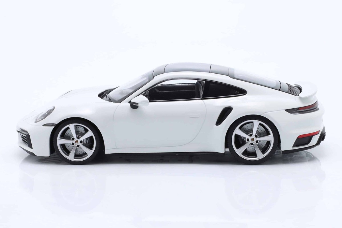 Minichamps - 1:18 Porsche 911 (992) Turbo S 2021 White - Porsche