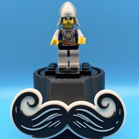 LEGO: Crown Knight w/Scale Mail (CAS360) - From Castle Set 7094 (2007) - RETIRED