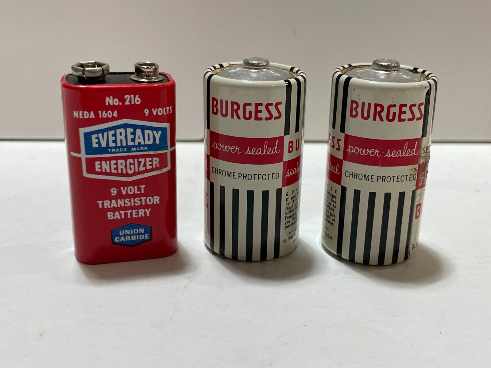 Vtg Batteries 2 Burgess Power-sealed Size C Eveready Energizer 9V Union Carbide-image