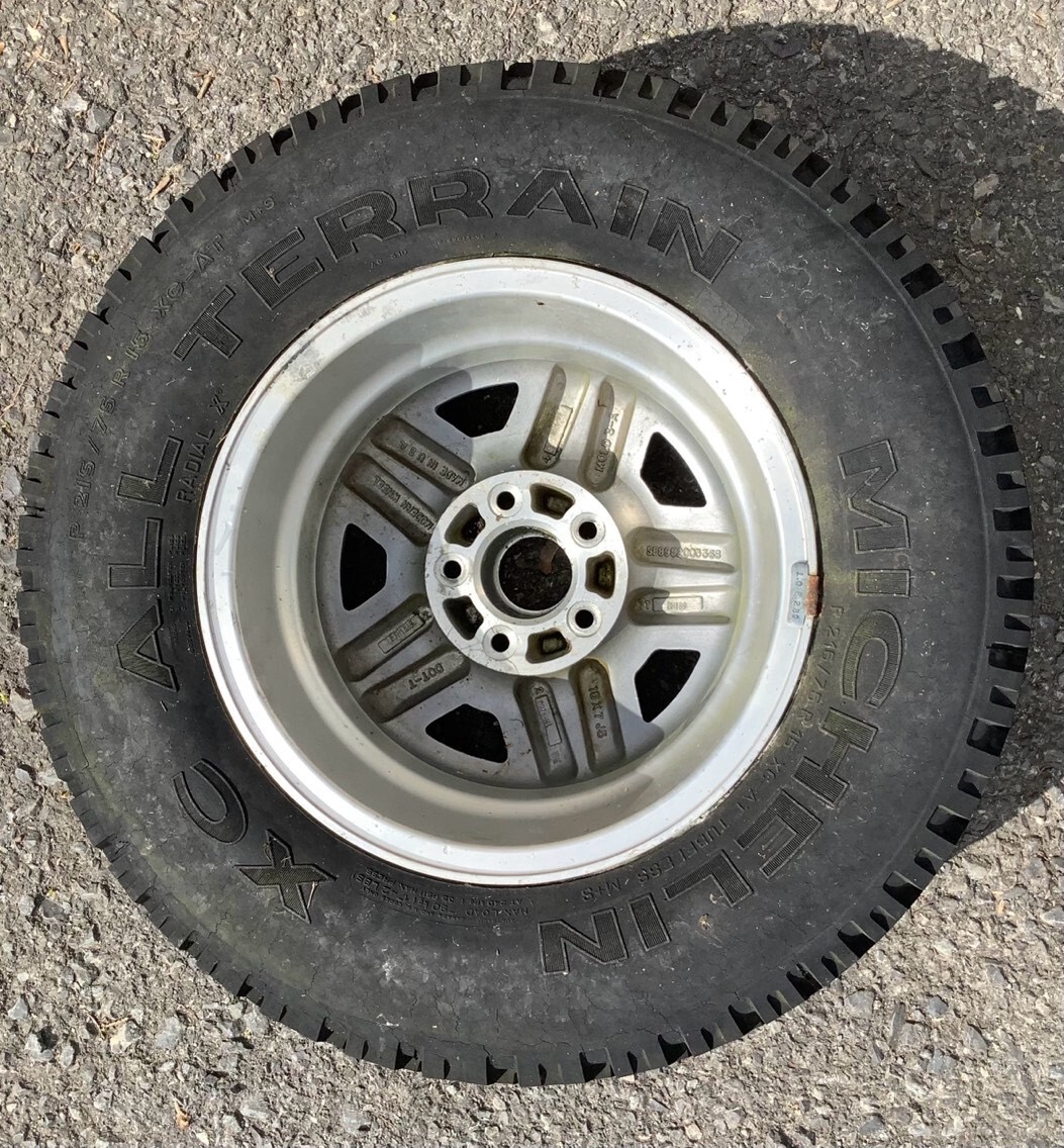 Jeep 17インチホイール Michelinタイヤセット 87-96 Jeep Cherokee spare wheel & tire Michelin XC All Terrain 215