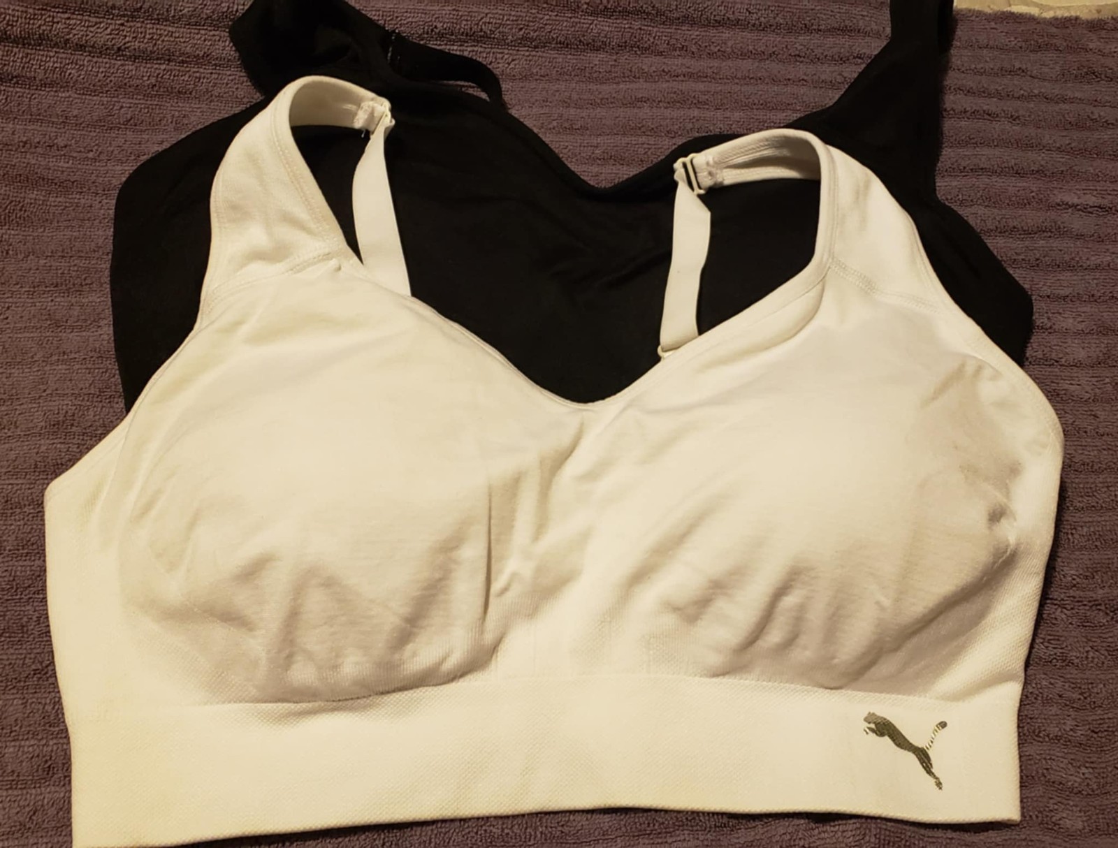 LOTE DE 2 sujetadores deportivos acolchados inalámbricos Puma para mujer L blancos y negros