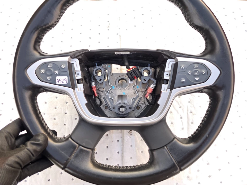 Volante del conductor Chevrolet Colorado 2017-2022 con interruptor de control de crucero OEM Foto 2 de 4