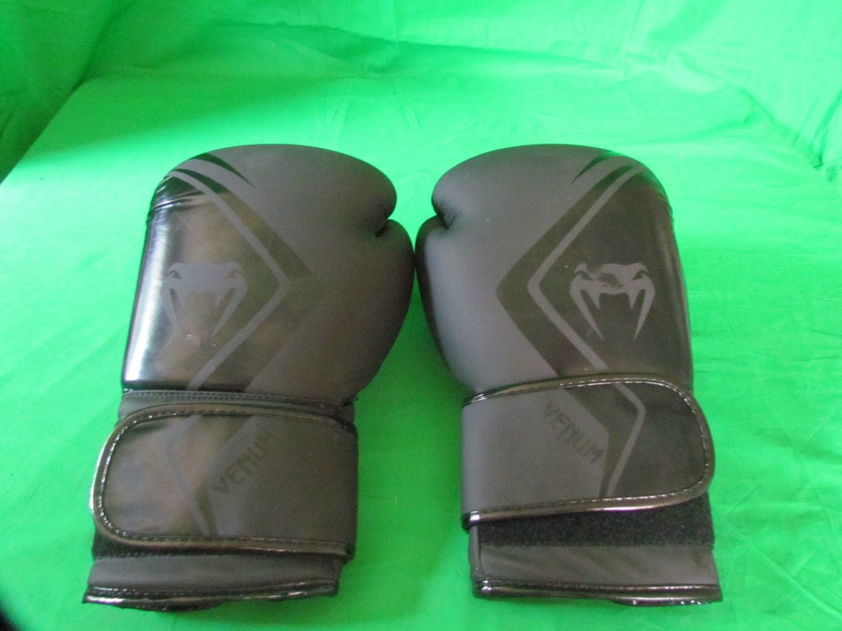 Venum Contender 2.0 Boxing Sparring Gloves Black 16 oz. Excellent