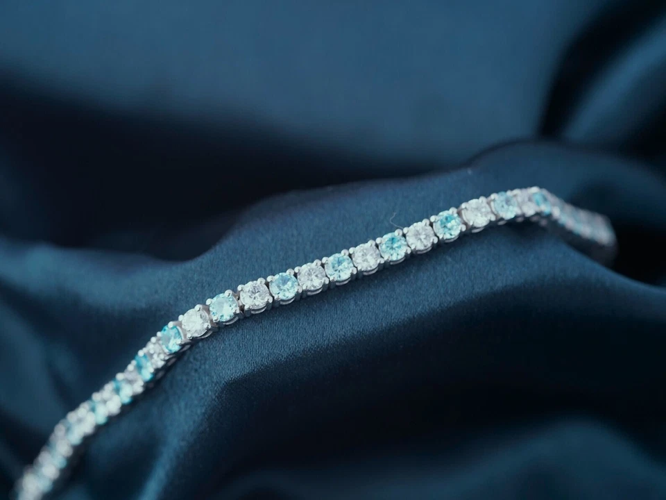 Brazalete de tenis redondo creado en laboratorio con topacio azul enchapado en oro blanco de 14 quilates para mujer y hombre Foto 2 de 4