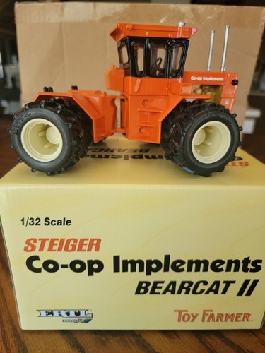 Steiger Co-op Implements BEARCAT II Toy Farmer By ERTL - Picture 4 of 8