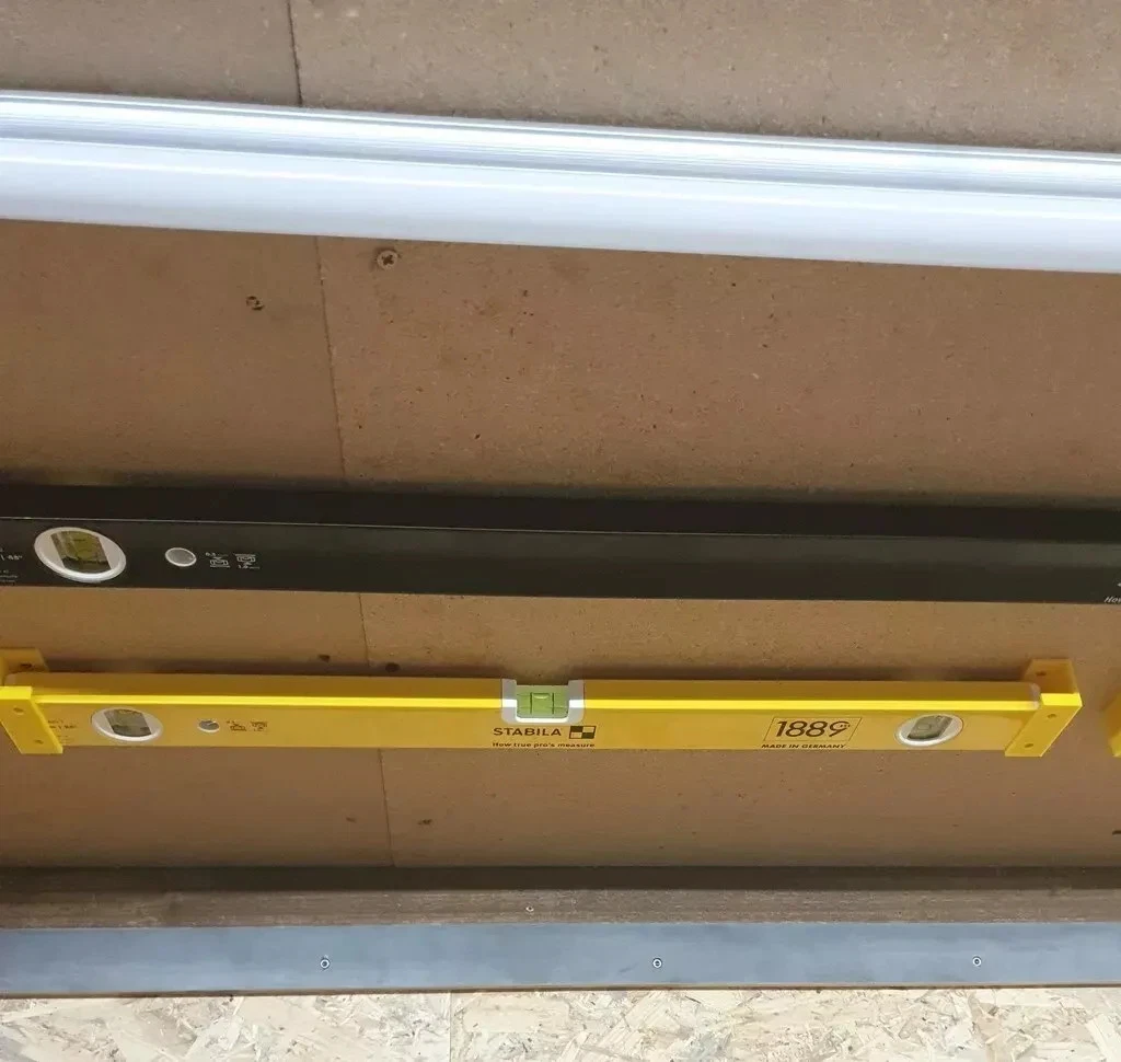 Soporte de nivel Spirit montaje en pared - estante de almacenamiento para niveles grandes y pequeños, taller
