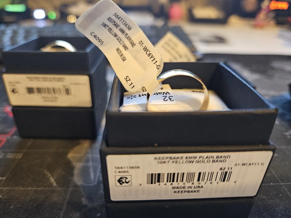 Alianza de oro amarillo de 10 quilates con recuerdo - Anillo de boda liso de 6 mm Foto 4 de 4