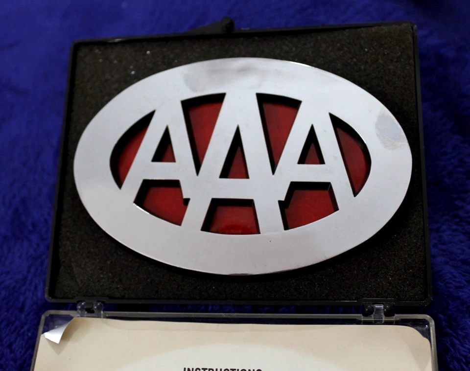 Insignia de rejilla de miembro reflectante vintage NOS AAA parachoques adorno signo emblema en estuche Foto 2 de 4