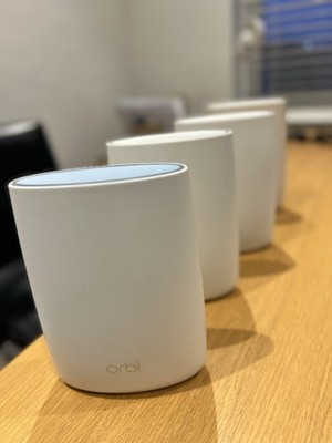 NETGEAR Orbi Pro WiFi 6 Mini Add-on Satellite (SXS30) – Erweitert WLAN Um 2.000 M², AX1800 Bis 1,8 Gbit/s