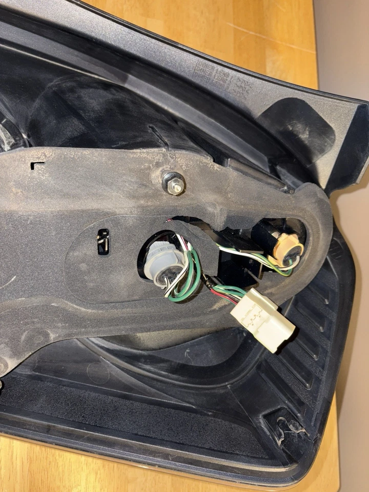 2009-2010 Pontiac Vibe Driver Side LH conjunto de lanterna traseira lateral OEM - Imagem 4 de 4