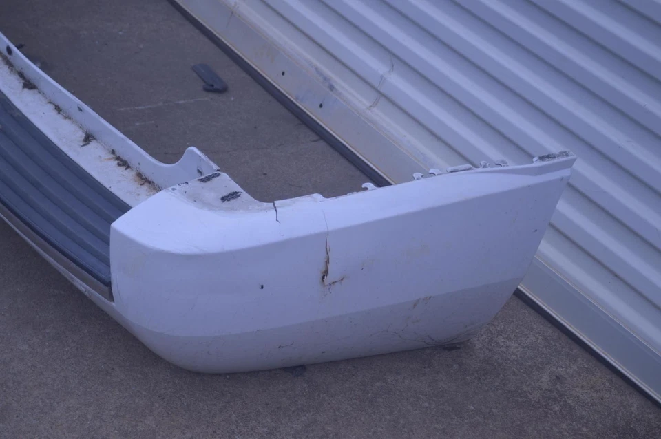 2009-2014 CHEVY TAHOE CONJUNTO DE PAINEL DE TAMPA DE PARA-CHOQUE TRASEIRO COM SENSOR DE ESTACIONAMENTO FABRICANTE DE EQUIPAMENTO ORIGINAL - Imagem 3 de 4