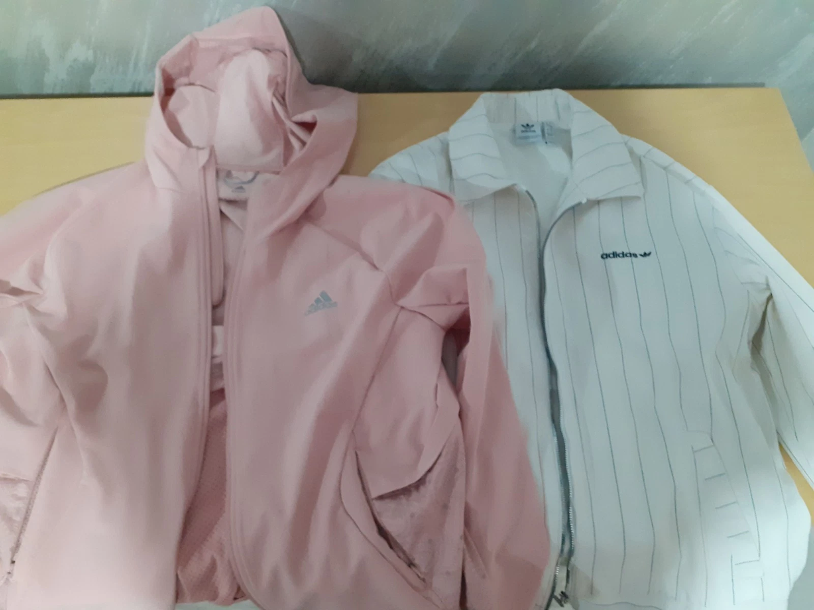 Bundle lot of 2 jackets size M,L,adidas Originals jacket in cream pinstripe
Opens in a new window or