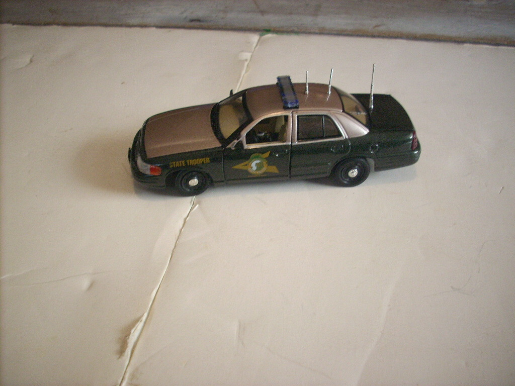 NEW HAMPSHIRE STATE POLICE CROWN VIC model car w/logo --doors/hood/trunk open