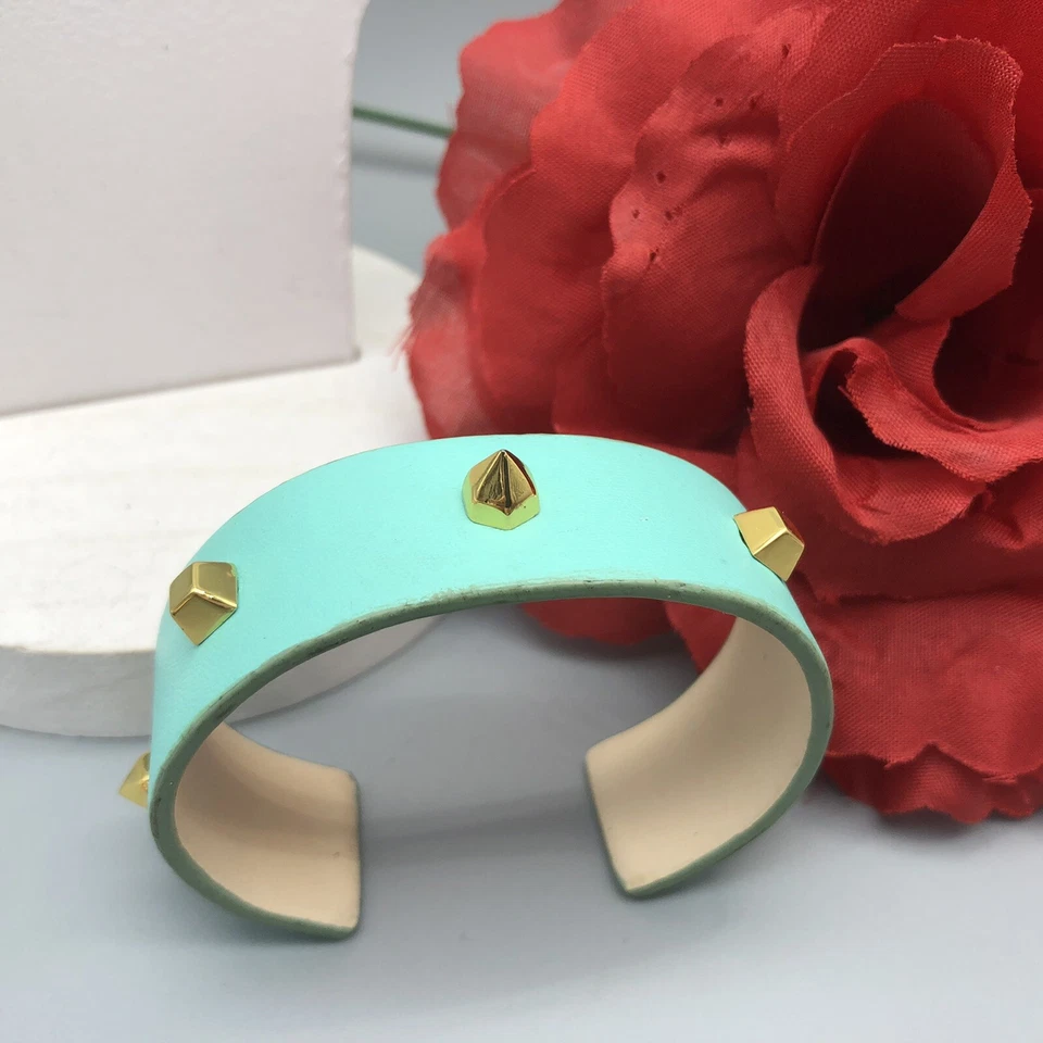 Браслет-манжета с автографом Vince Camuto зеленый кожаный с золотистыми шипами 6,5 дюйма - Изображение 3 из 4