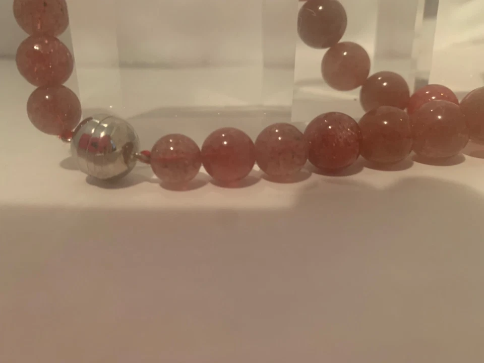  "Collar de cuentas graduadas de cuarzo fresa de 20"" con cierre magnético de plata de ley". Foto 2 de 4