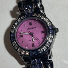 Reloj para mujer Armitron 75/3689DG púrpura esfera mopada pistola caja metálica estrás funciona