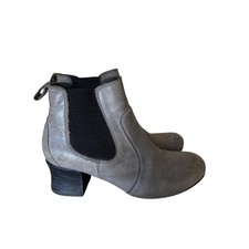 BORN Womens 7 1/2 Gray Leather Chelsea Ankle Boots Block Heel Stretch Boho Moto