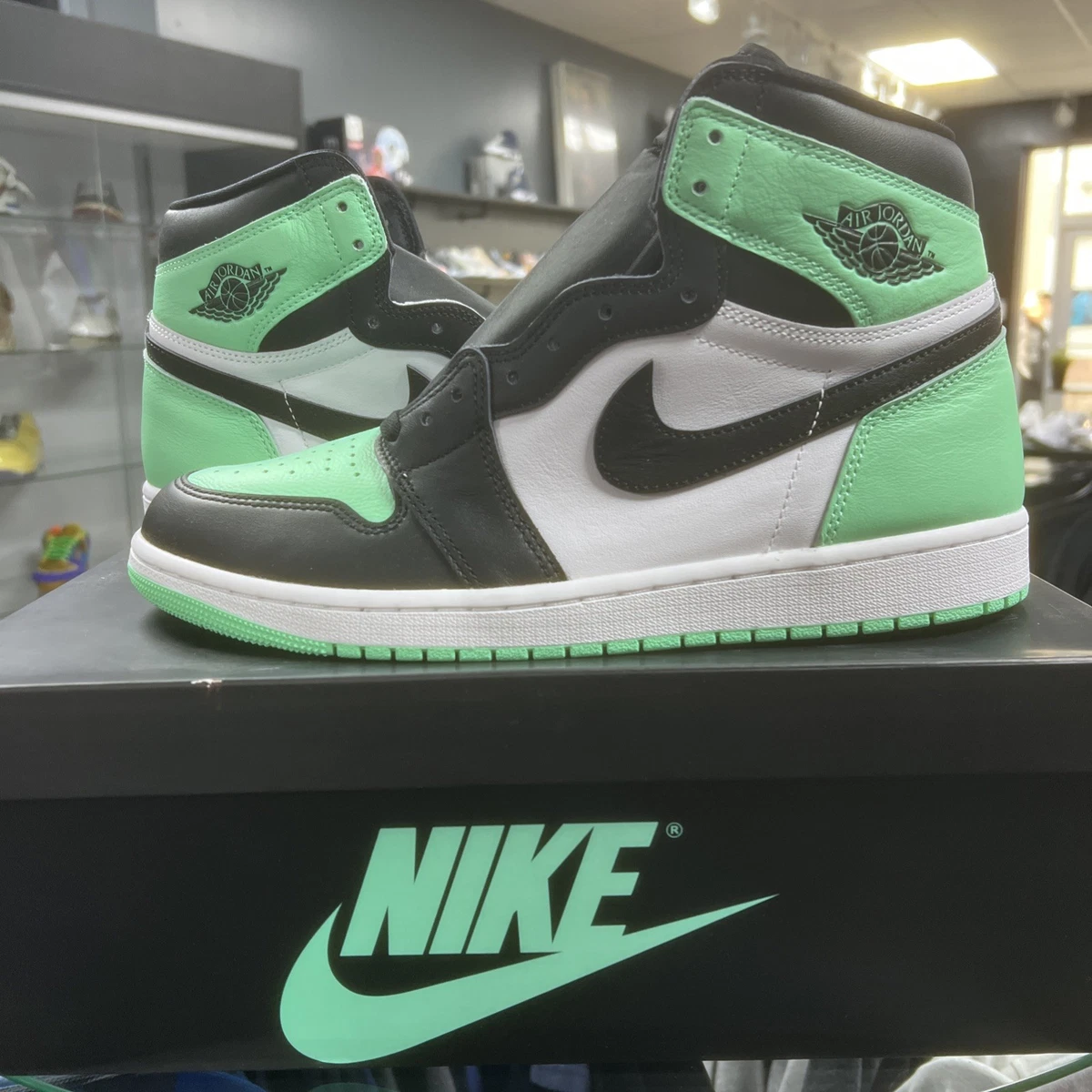 靴 NIKE AIR JORDAN 1 high og green glow 24 An Air Jordan 1 