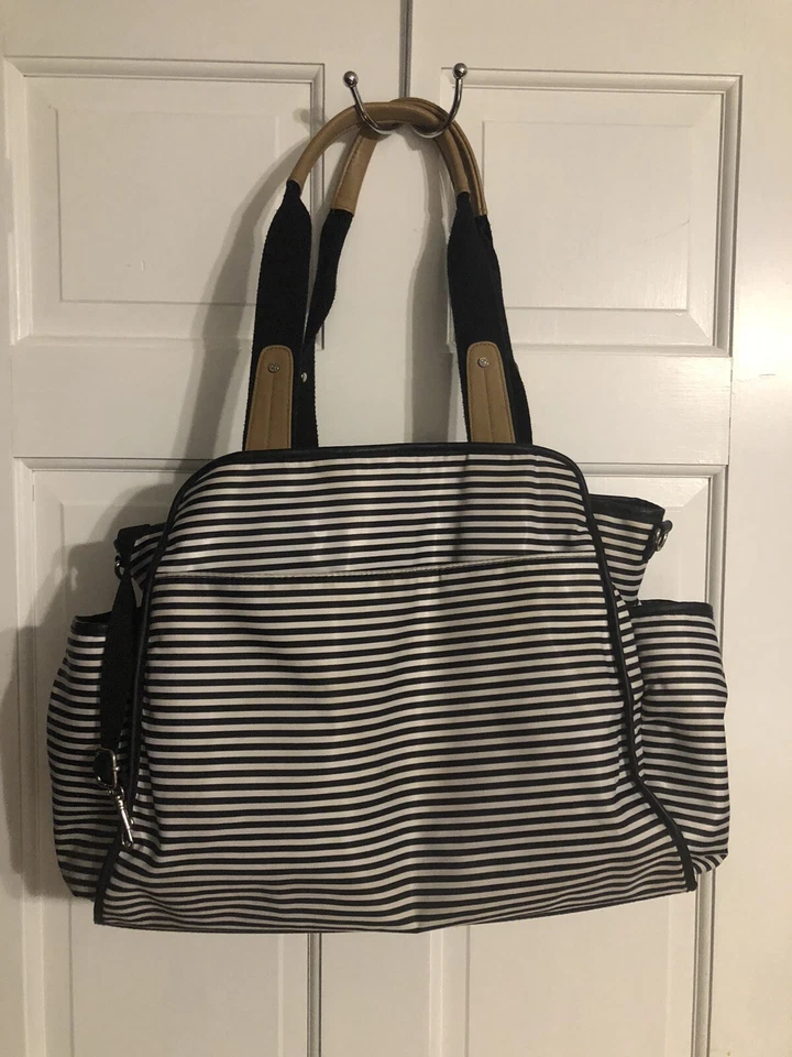 Bolsa de pañales Skip Hop a rayas blancas y negras usada en excelente estado Foto 2 de 4