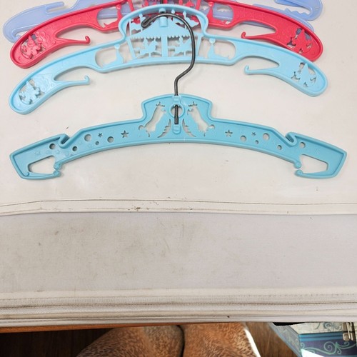 Lot of 12 Vintage Plastic Childrens Hangers Nursery Rhyme Carousel - Picture 2 of 9