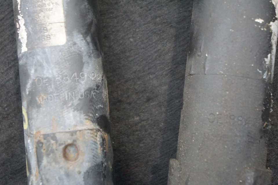Set 2 Front Left Right Shock Absorber OEM 22990468 Chevrolet Silverado 3500 2015 - Image 4 of 4