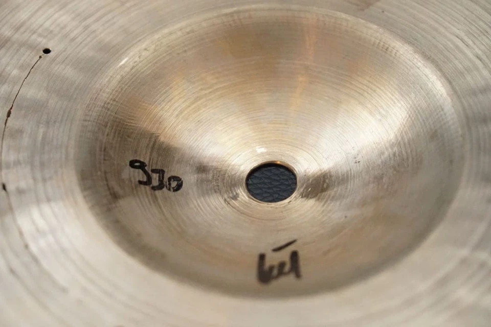 Platillo HiHat serie tradicional Bosphorus 14 pulgadas con reparación de grietas y agujeros Foto 3 de 4