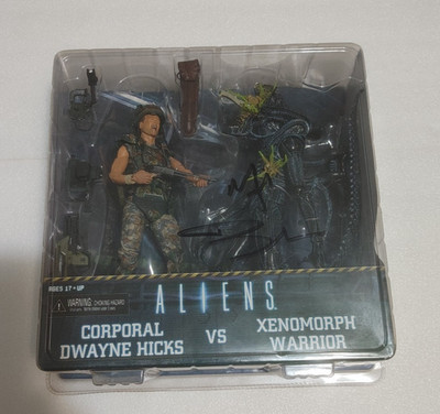 SIGNED Aliens Movie Corporal Dwayne Hicks vs Xenomorph Warrior Blue NECA 6''  NEW