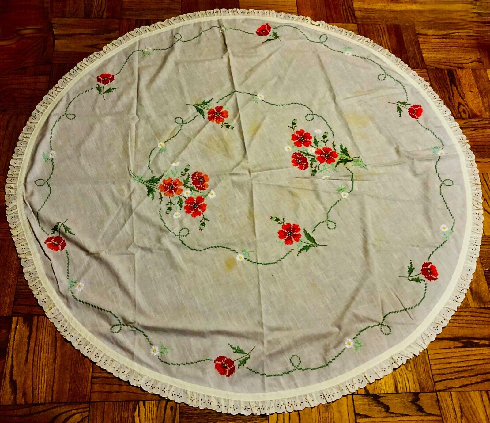 Lovely Beige Vintage Round Tablecloth Cross-Stitched Floral Pattern Eyelet  Bordr