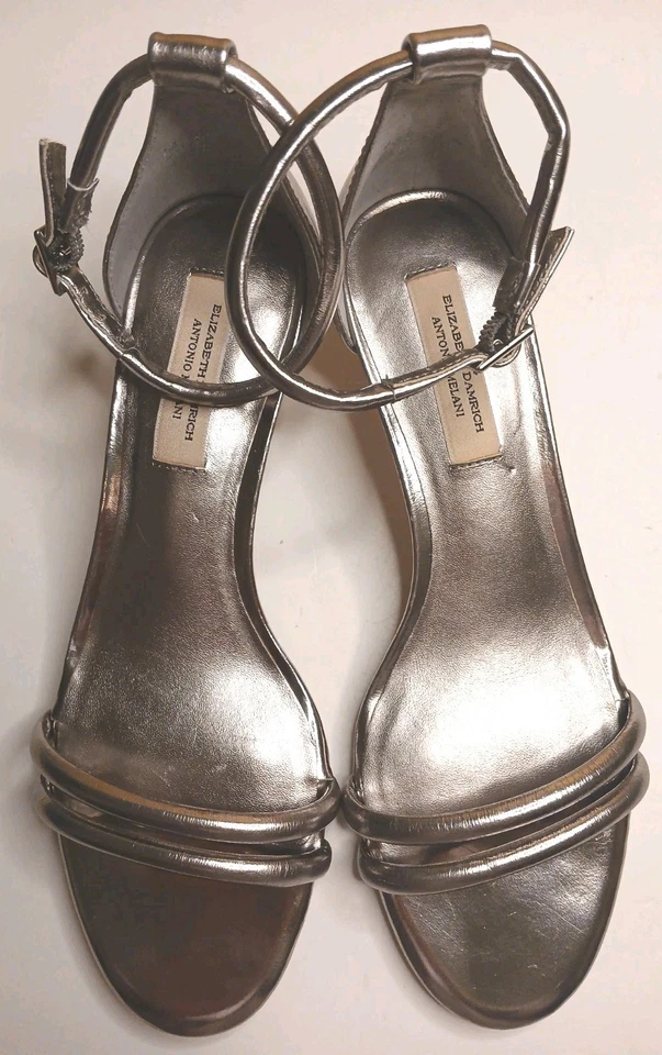 Sandalias Antonio Melani Talla 7 Plateadas Cuero Metálico Tirantes Tacón Gatito $150 Foto 2 de 4