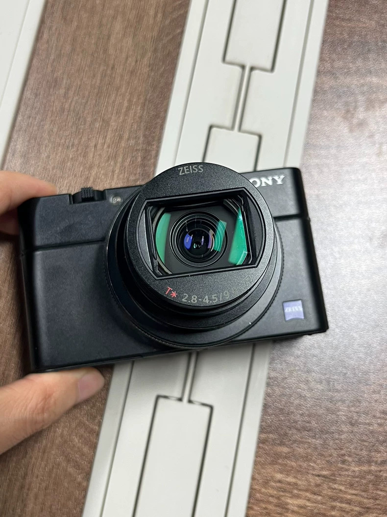 SONY  SONY Cyber−Shot RX DSC-RX100M6 SONY Cyber-Shot Dsc-RX100M6 20.1 MP Compact Digital Camera 236W