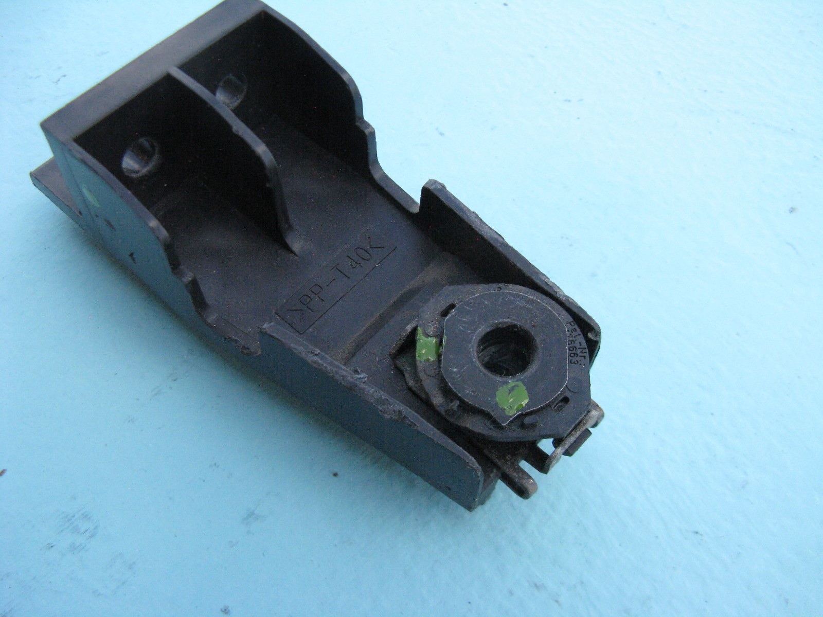 03-12 BENTLEY CONTINENTAL FLYING SPUR GT RIGHT HEADLIGHT BRACKET MOUNT TAB USED