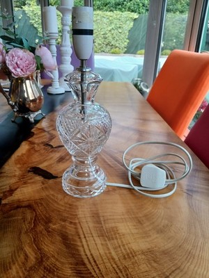 Vintage Tischlampe aus geschliffenem Glas mit Kristallfuß mit Diamantmuster