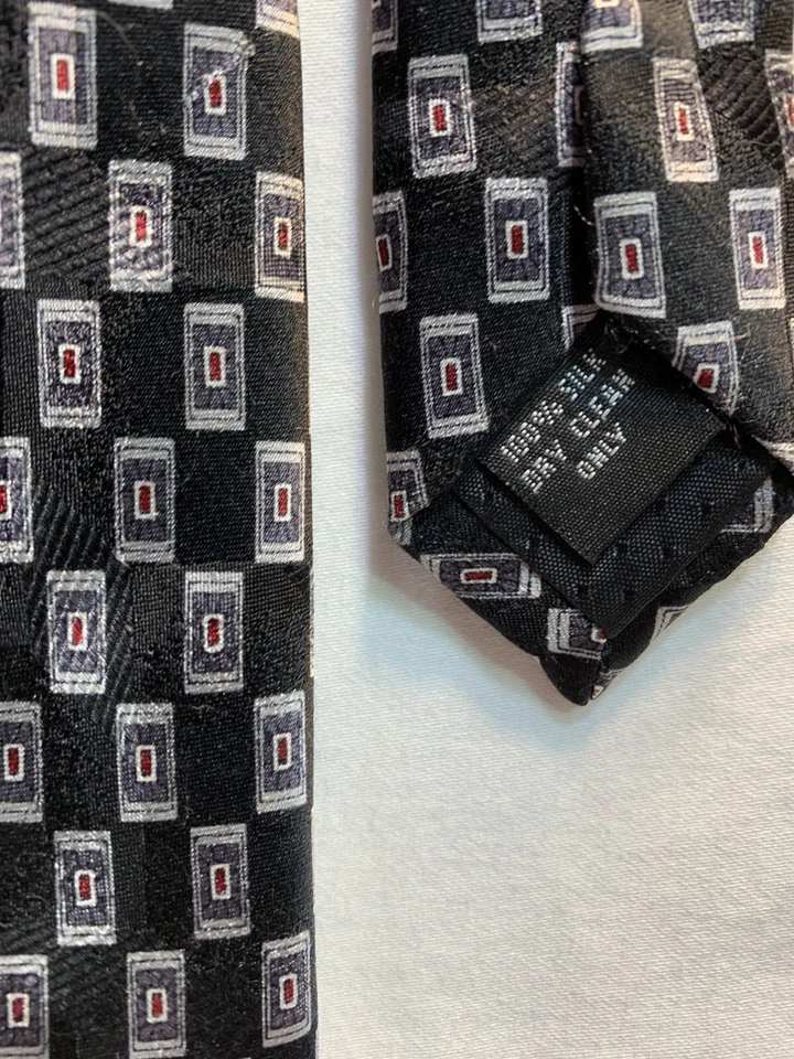 Corbata Via Veneto negra/plateada patrón geométrico seda 60”L 4”W usada Foto 2 de 4