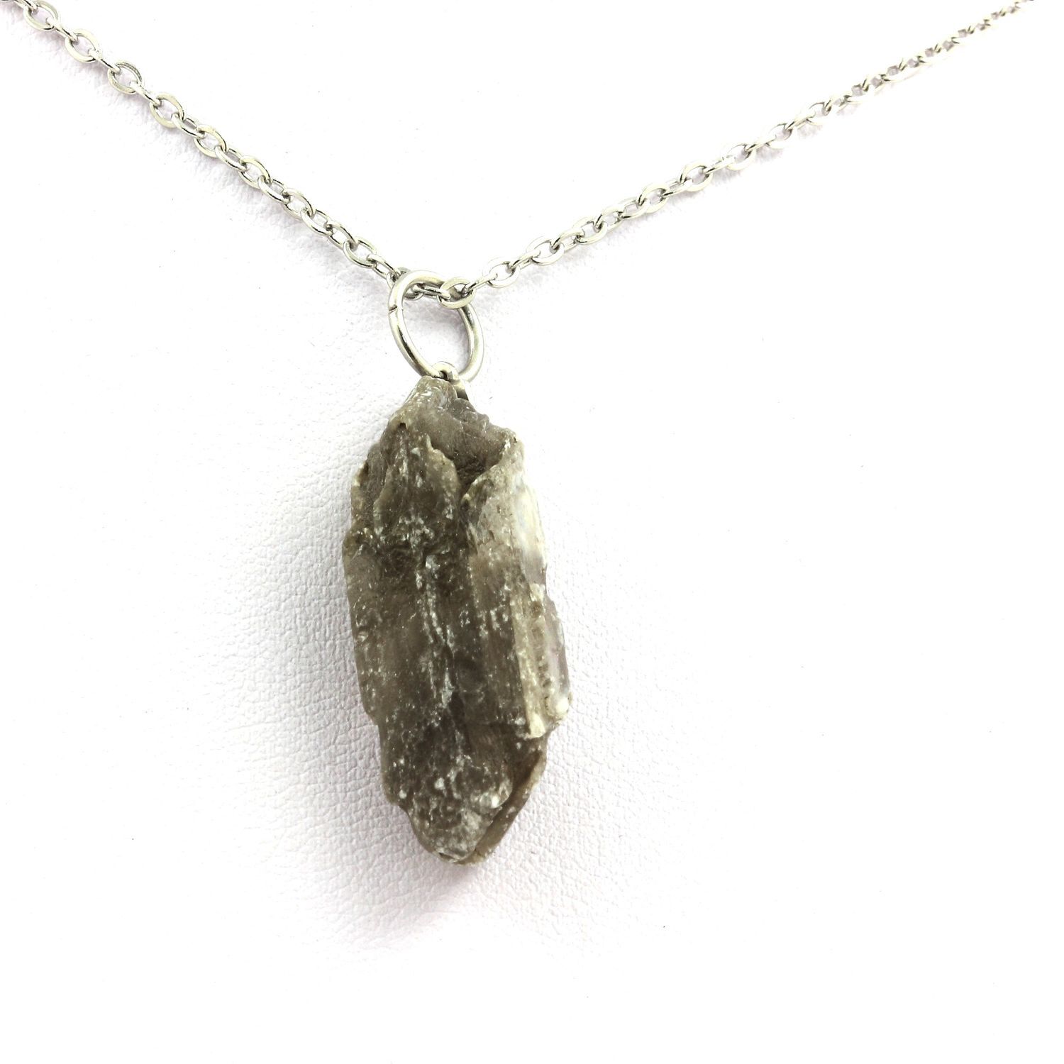 Collier Gypse brut de 28.40 ct, pendentif minéral Marcieu Isère pour amoureux des pierres