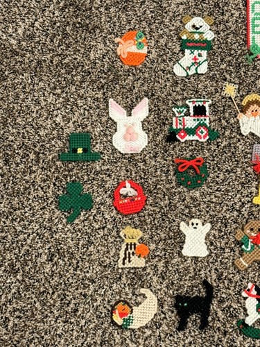 Vintage Lot 52 Needlepoint Plastic Canvas Magnets Animals Holidays Food Kitsch - Picture 4 of 15