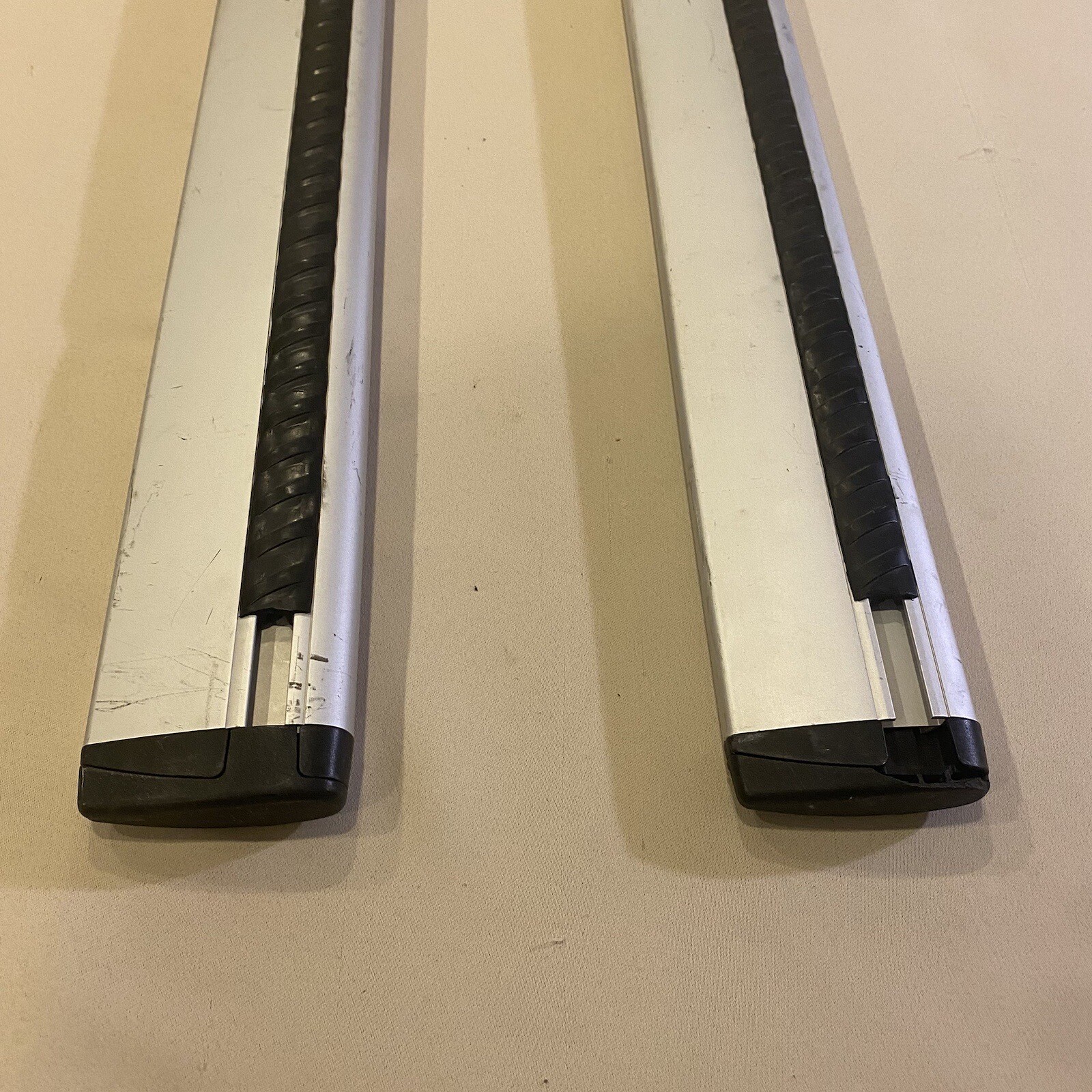 THULE AeroBlade Bars 47" (ARB47) Pair Set Silver Cross Bars Roof Rack w