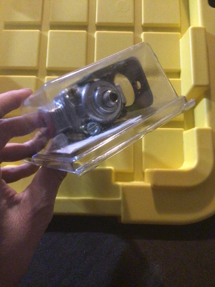 NOS, OEM Carter Fuel Pressure Regulator # 404-501HP - Image 4 of 4