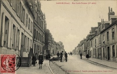 Ak L'Aigle Laigle Orne, Schöner Straßenzug mit Gebäuden,... - 4758744
