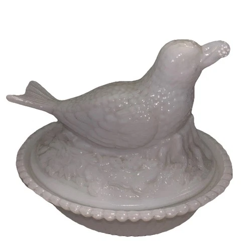Vintage Summit Art Glass Bird Robin On Nest Holding Berry White Milk Glass