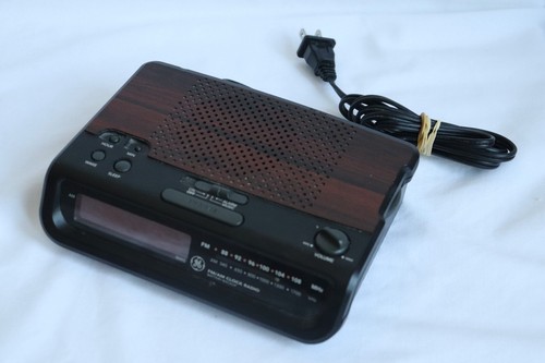 Radio Reloj Digital GE FM/AM Vintage Mediados de los 80 Grano Madera 7-4613A Usado Retro - Imagen 2 de 6