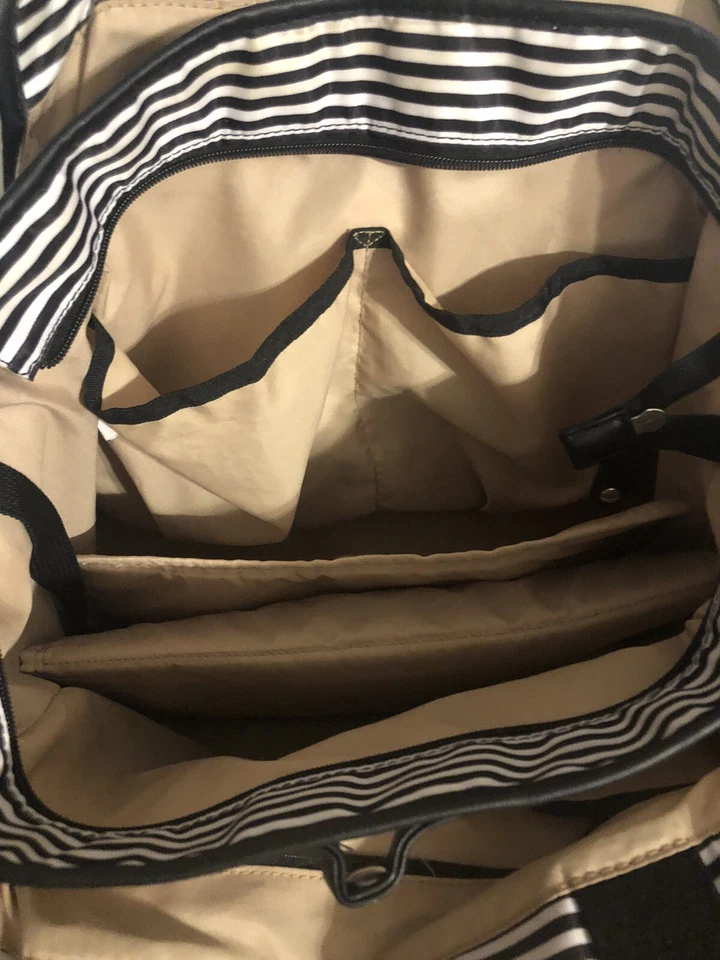 Bolsa de pañales Skip Hop a rayas blancas y negras usada en excelente estado Foto 4 de 4