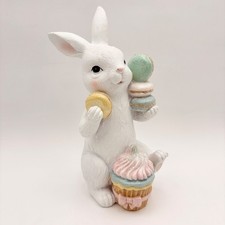Sweet Treats Conejo de Pascua Figura Sosteniendo Macarons Cupcake Decoración de Primavera