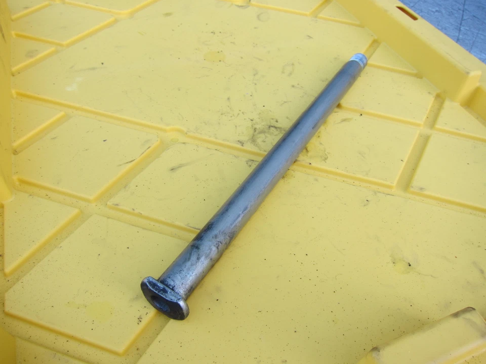 Yamaha FZ6 2006 OEM eje trasero llanta trasera eje perno pivote Foto 2 de 4